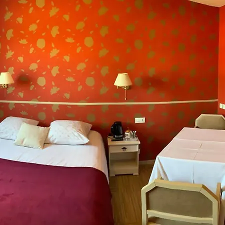 호텔 Les 3 Rois By Yy 2*