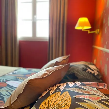 호텔 Les 3 Rois By Yy 2*