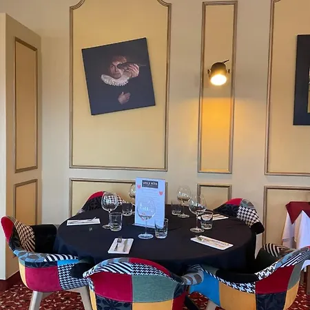 호텔 Les 3 Rois By Yy 2*