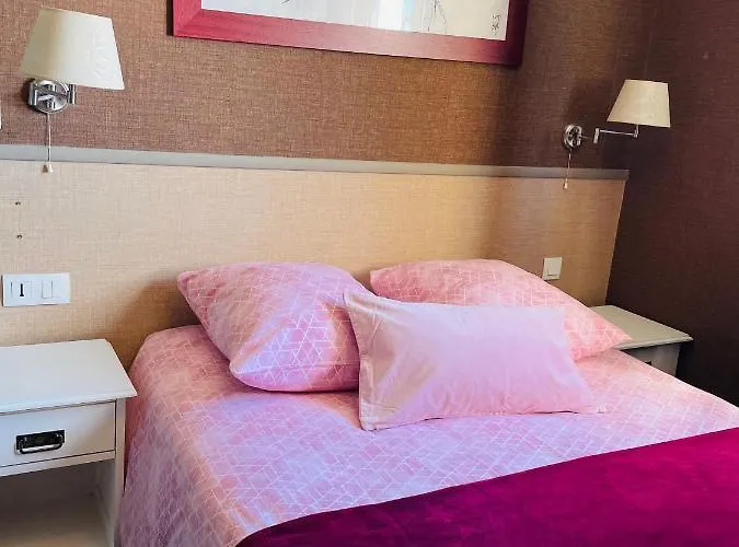 Les 3 Rois By Yy Hotel 2*